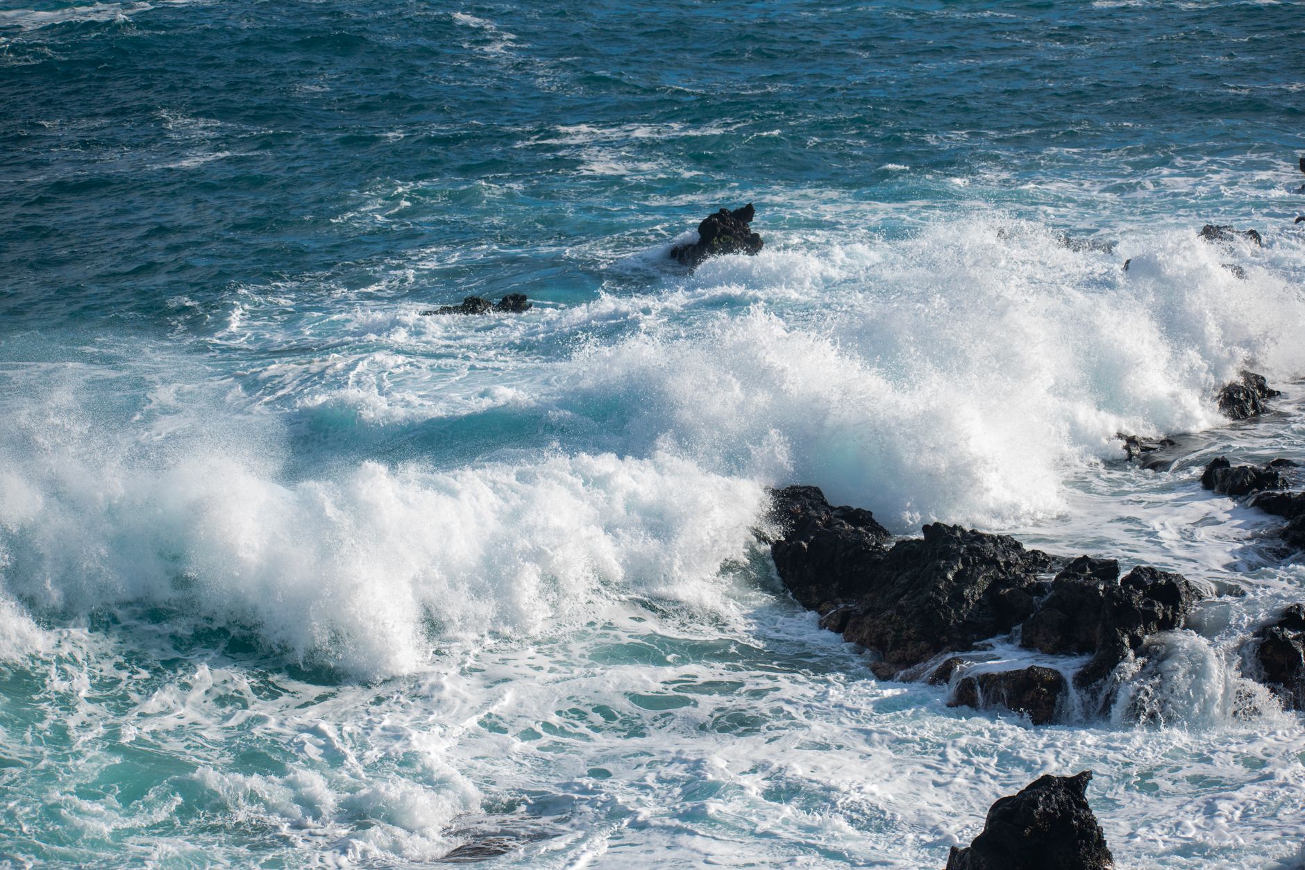 High Waves Force Partial Port Closures in Chimbote
